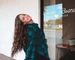 Sofia promotes various brands including Sweet Rustic Bake Shop through her Instagram.